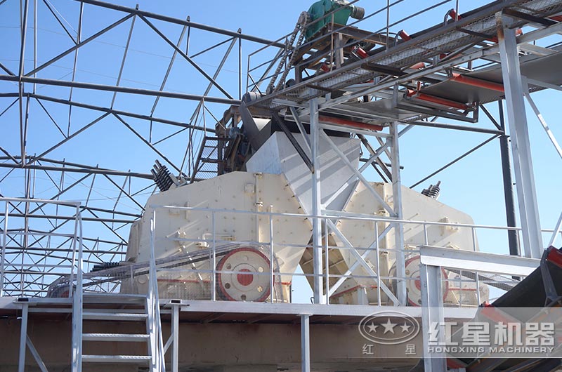 山东客户两台1315反击破碎机工作现场 山东客户两台1315反击破碎机工作现场