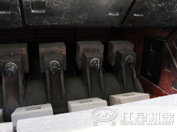 安装操作中的锤式破碎机锤头 安装操作中的锤式破碎机锤头