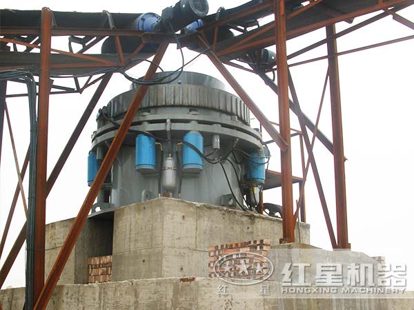 工作中的圆锥式破碎机 工作中的圆锥式破碎机