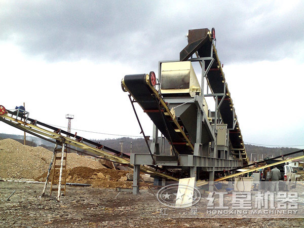 工作中的移动破碎站 工作中的移动破碎站