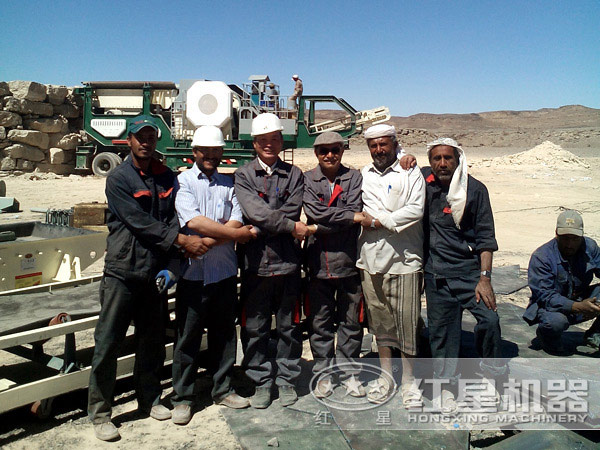 移动碎石机生产现场客户留影 移动碎石机生产现场客户留影