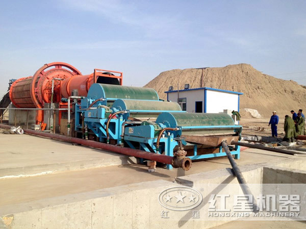 作业中的褐铁矿磁选机 作业中的褐铁矿磁选机