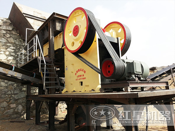 作业中的750x1060颚式破碎机 作业中的750x1060颚式破碎机