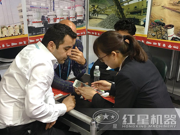 产品经理正在为预约来厂客户做详细讲解 产品经理正在为预约来厂客户做详细讲解