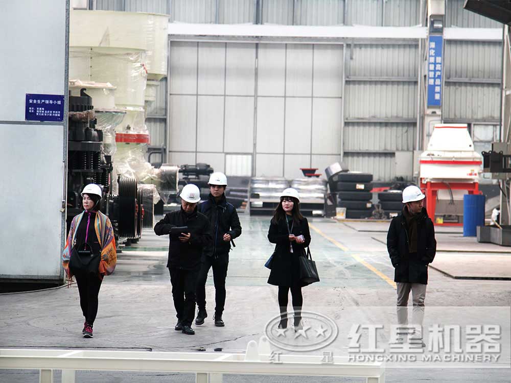 客户来厂参观单缸圆锥破碎机 客户来厂参观单缸圆锥破碎机