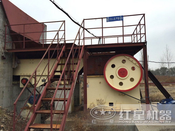 河卵石颚式破碎机作业现场 河卵石颚式破碎机作业现场