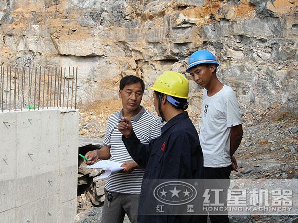 QY千亿国际技术工程师现场指导客户 QY千亿国际技术工程师现场指导客户