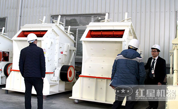 河南QY千亿国际技术人员正在为用户选型 河南QY千亿国际技术人员正在为用户选型