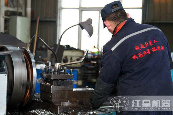 河南QY千亿国际技术人员正在认真的测试 河南QY千亿国际技术人员正在认真的测试