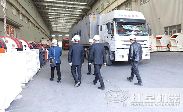 技术经理陪同用户参观考察QY千亿国际设备 技术经理陪同用户参观考察QY千亿国际设备