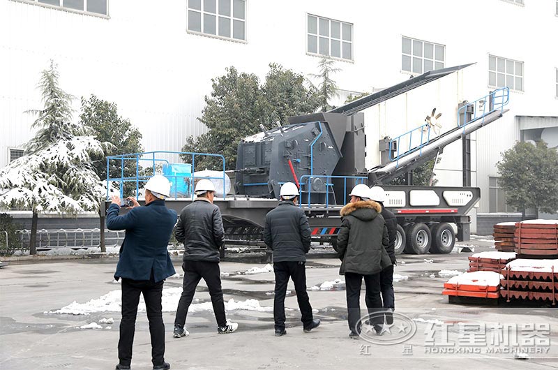 客户来厂参观砖渣破碎机 客户来厂参观砖渣破碎机