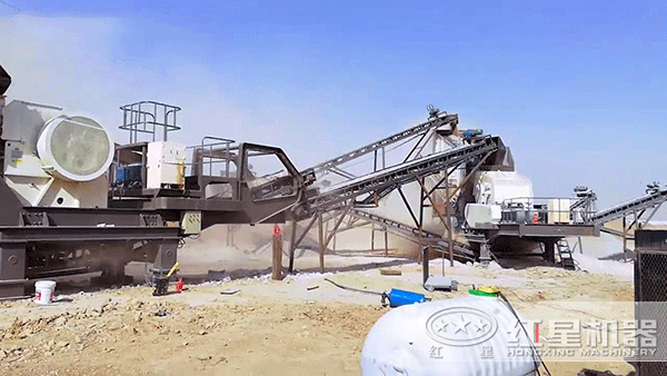 正在生产砂石骨料的移动破碎车 正在生产砂石骨料的移动破碎车