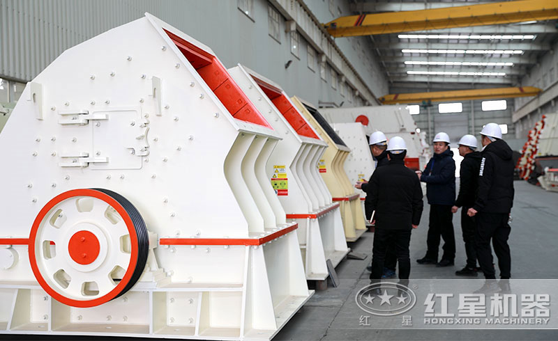 用户来厂参观一次成型的锤式破碎机 用户来厂参观一次成型的锤式破碎机