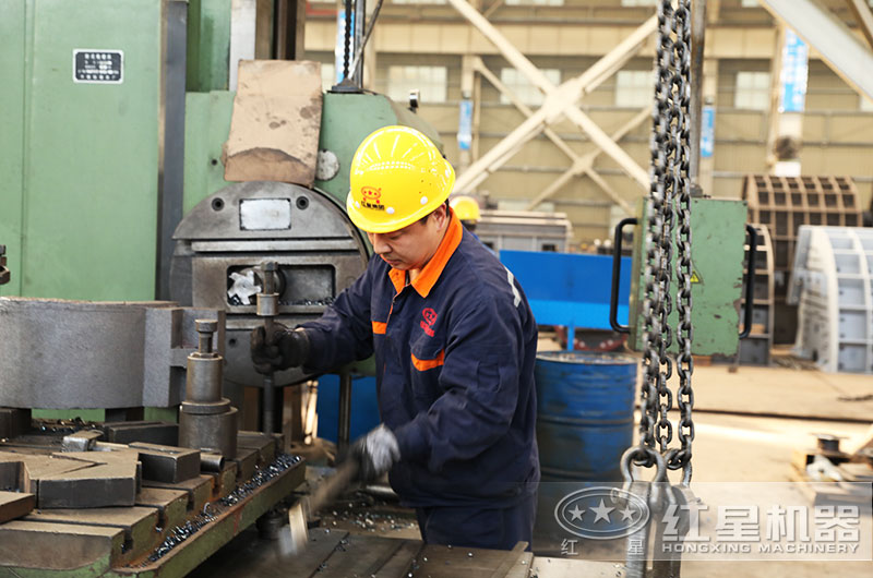 正在认真工作中QY千亿国际圆锥破技术工程师 正在认真工作中QY千亿国际圆锥破技术工程师