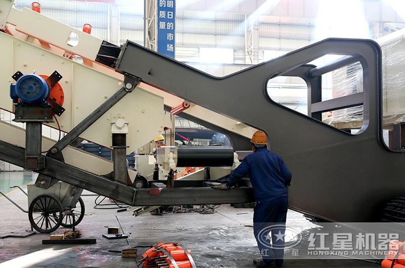 QY千亿国际技术工人在熟练的生产移动磕石机 QY千亿国际技术工人在熟练的生产移动磕石机