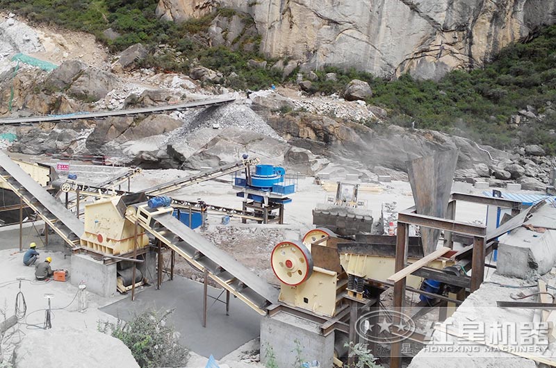 颚式破碎机、反击破碎机、制沙机三机制沙现场 颚式破碎机、反击破碎机、制沙机三机制沙现场