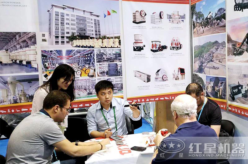 与国际客户交谈 与国际客户交谈