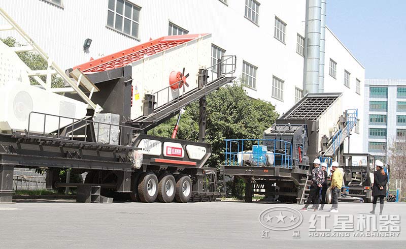 山东用户来厂考察流动破碎机 山东用户来厂考察流动破碎机