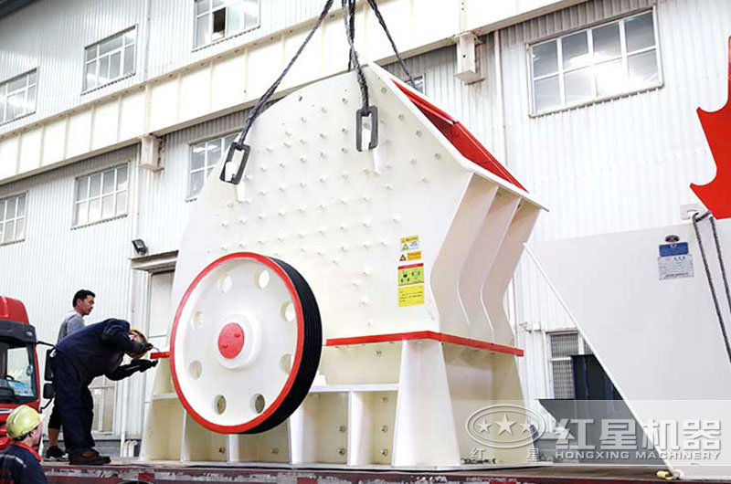 一次成型的重锤式制石子机正在装车 一次成型的重锤式制石子机正在装车