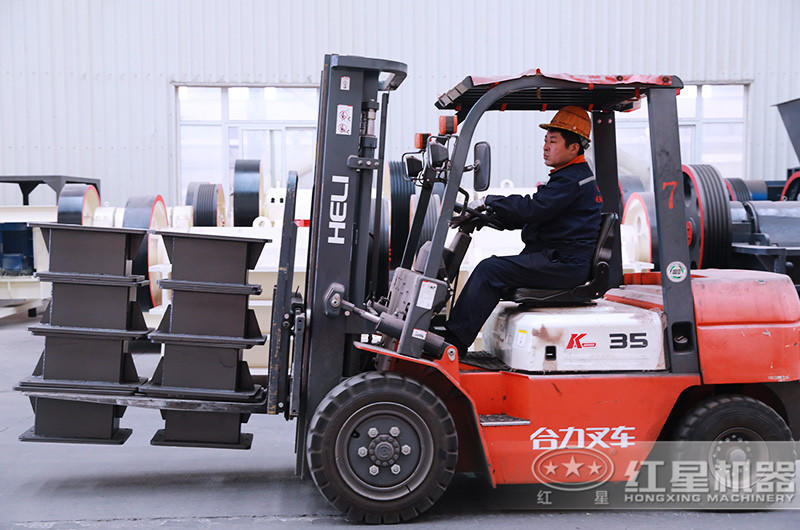 QY千亿国际技术娴熟的生产工人在认真作业 QY千亿国际技术娴熟的生产工人在认真作业