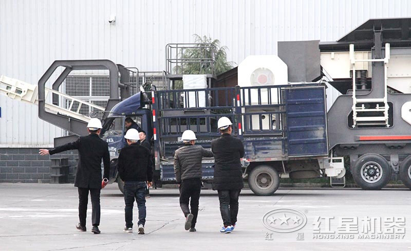 技术经理陪同用户参观QY千亿国际移动式破碎磕沙机 技术经理陪同用户参观QY千亿国际移动式破碎磕沙机