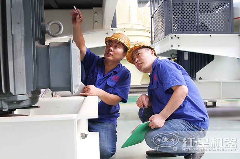 技术娴熟的QY千亿国际技术人员正在认真检测数据 技术娴熟的QY千亿国际技术人员正在认真检测数据
