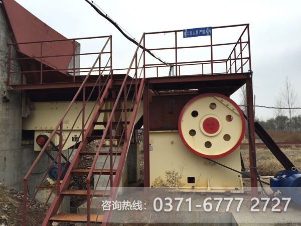 铝矿石颚式破碎机作业现场 铝矿石颚式破碎机作业现场