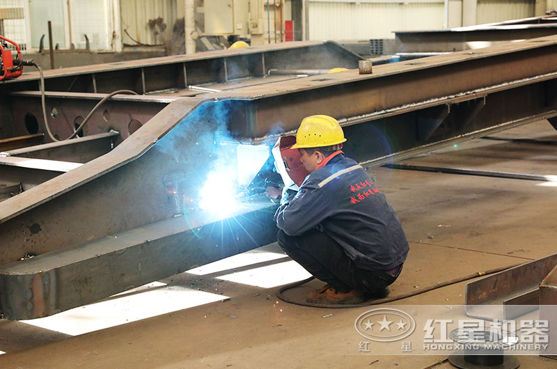 QY千亿国际生产工人正在生产用户定制的时产100吨移动机械机架 QY千亿国际生产工人正在生产用户定制的时产100吨移动机械机架