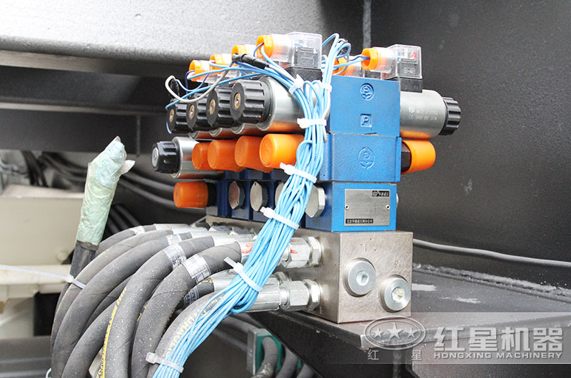 电动机带动下机器各个部分的线路的控制柜 电动机带动下机器各个部分的线路的控制柜