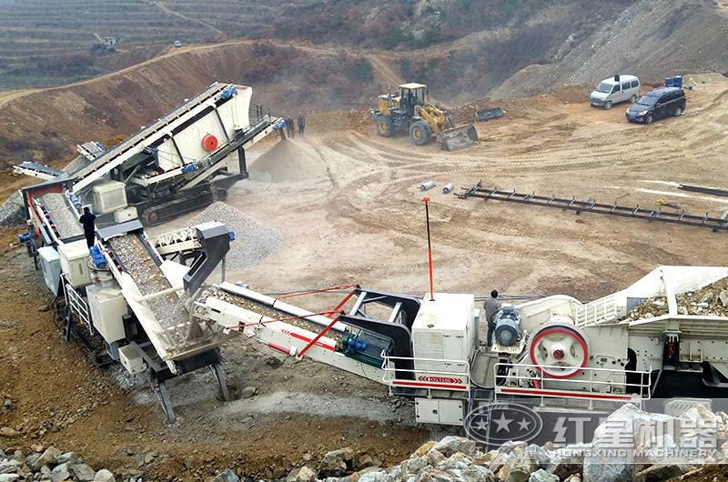 多台移动小型碎石机联合作业现场 多台移动小型碎石机联合作业现场