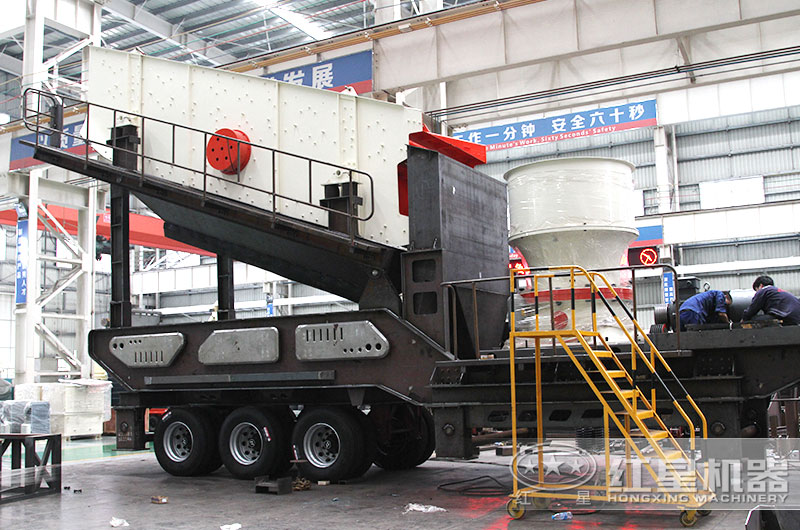 QY千亿国际技术工人正在认真组装设备 QY千亿国际技术工人正在认真组装设备