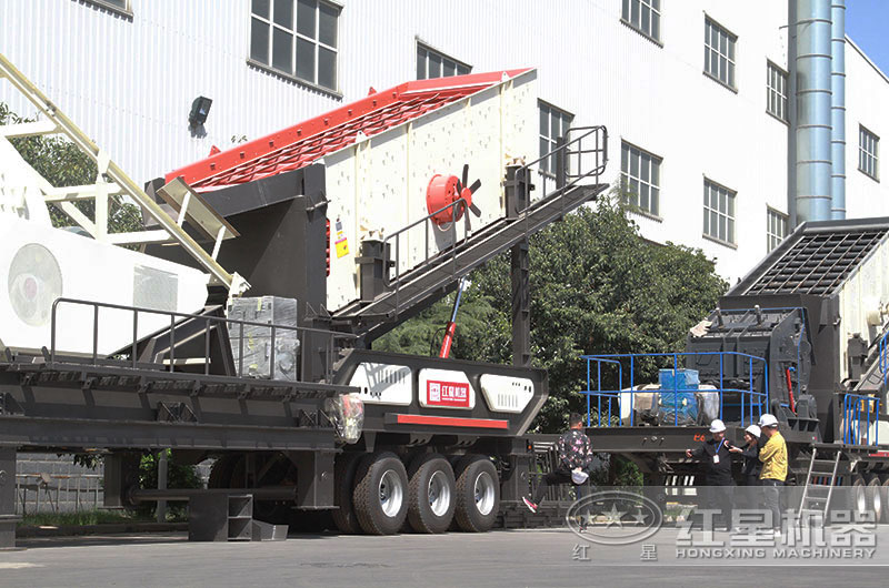 QY千亿国际技术经理在耐心为来厂用户讲解相关问题 QY千亿国际技术经理在耐心为来厂用户讲解相关问题