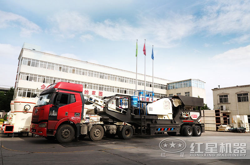 机动性强的移动破碎机挂上车头即可开往青石破碎现场 机动性强的移动破碎机挂上车头即可开往青石破碎现场