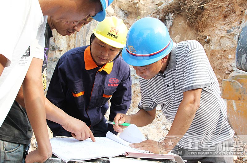 QY千亿国际技术经理现场勘察破碎原料及环境为用户设计生产方案 QY千亿国际技术经理现场勘察破碎原料及环境为用户设计生产方案