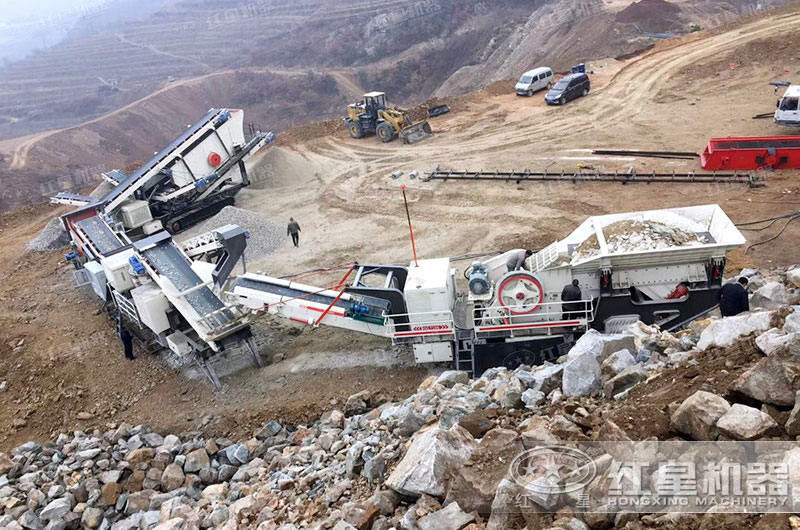 三台履带移动碎石加工生产线设备生产石子现场 三台履带移动碎石加工生产线设备生产石子现场