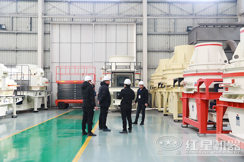 用户来厂考察花岗岩粉碎设备 用户来厂考察花岗岩粉碎设备