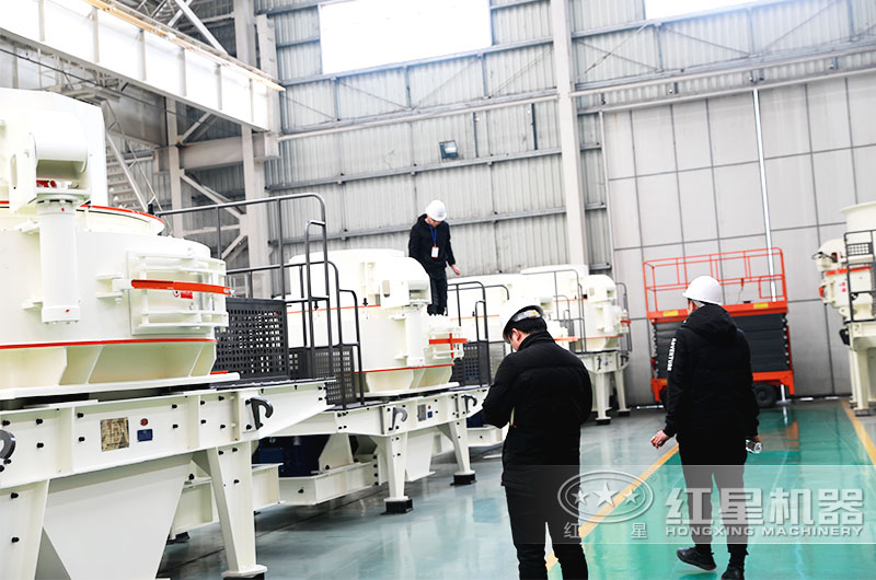 用户在厂区考察石子打沙机 用户在厂区考察石子打沙机