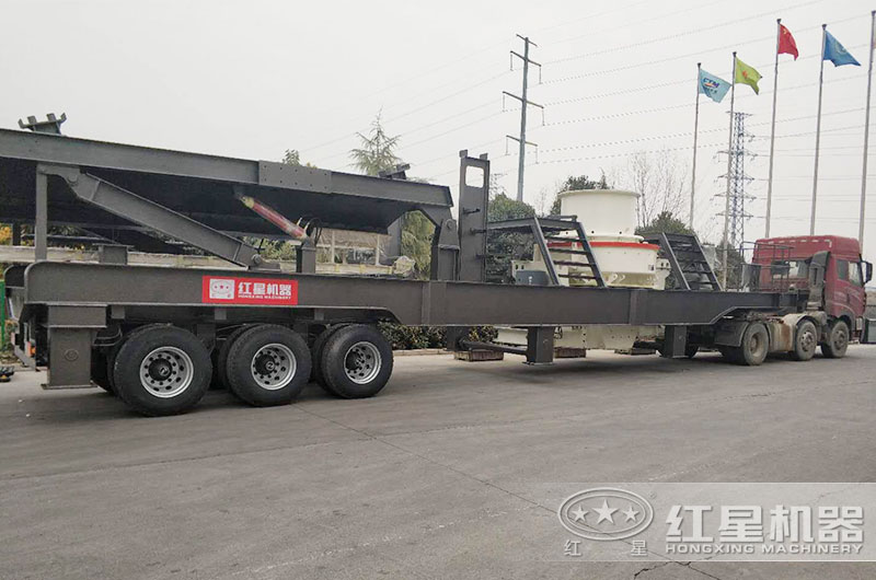 移动石头制砂机挂上车头即将开往制砂现场 移动石头制砂机挂上车头即将开往制砂现场