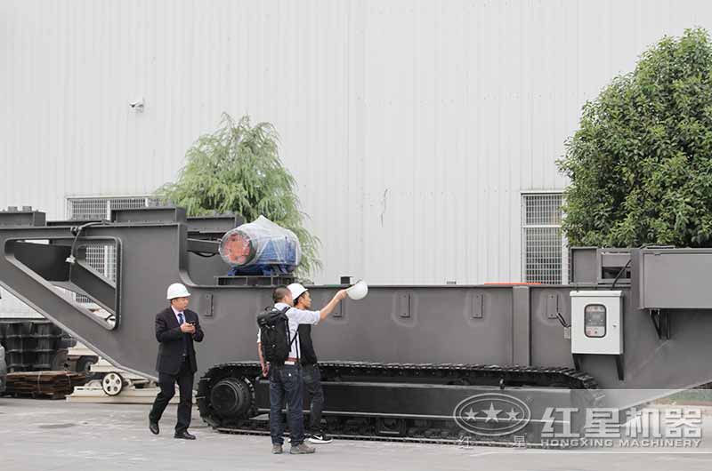 河南QY千亿国际技术经理在为来厂用户介绍全自动破碎一体打砂机的船型结构 河南QY千亿国际技术经理在为来厂用户介绍全自动破碎一体打砂机的船型结构