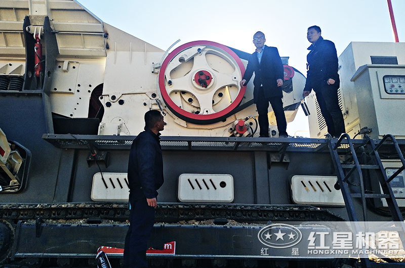 大型履带建筑垃圾回收破碎机设备已经到达破碎现场 大型履带建筑垃圾回收破碎机设备已经到达破碎现场