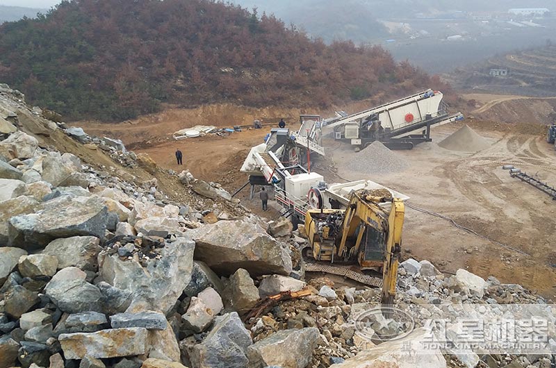 大型履带移动式碎石机生产现场 大型履带移动式碎石机生产现场