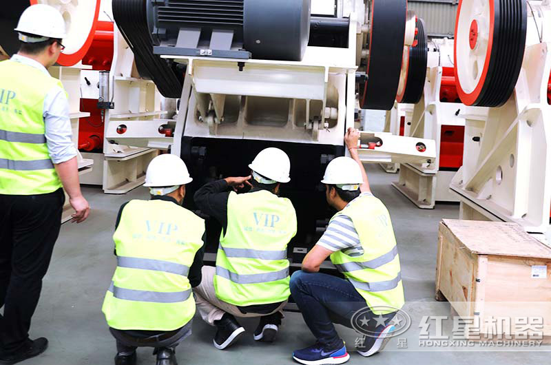 技术经理在为来厂考察用户讲解鄂破机作业原理 技术经理在为来厂考察用户讲解鄂破机作业原理