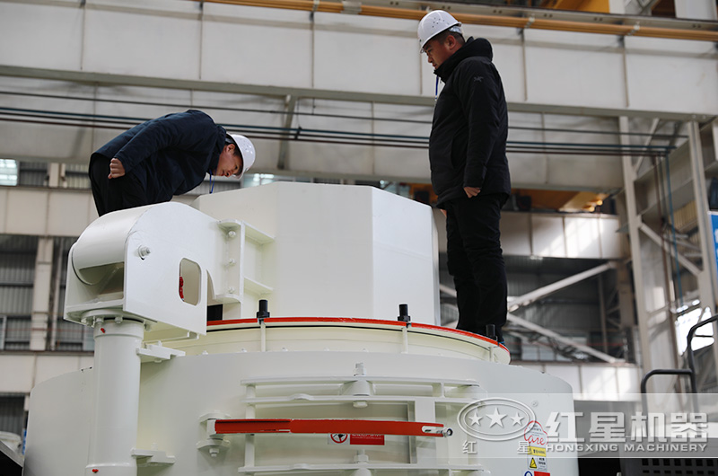 客户在认真考察制沙机进料口 客户在认真考察制沙机进料口