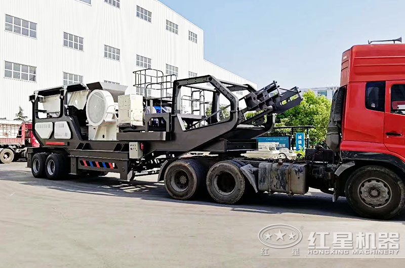 时产400吨移动青石打石机运往破碎场地 时产400吨移动青石打石机运往破碎场地