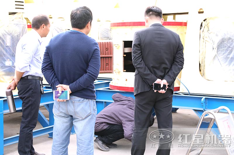 用户来厂认真考察复合式圆锥破碎机 用户来厂认真考察复合式圆锥破碎机