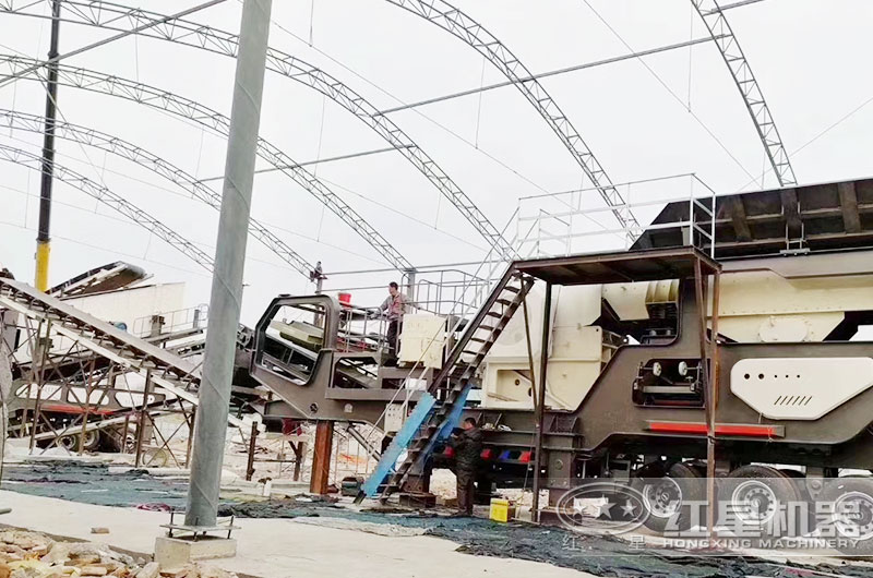 移动碎石破碎机室内生产搭建中 移动碎石破碎机室内生产搭建中