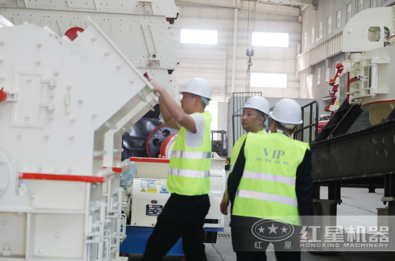 用户来厂认真考察打砂设备 用户来厂认真考察打砂设备