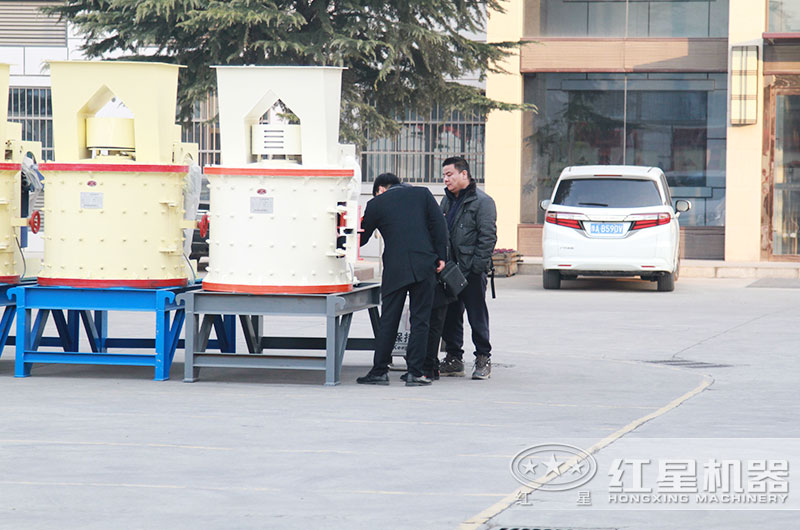 技术经理在耐心为用户讲解复合式破碎机控制出料细度 技术经理在耐心为用户讲解复合式破碎机控制出料细度