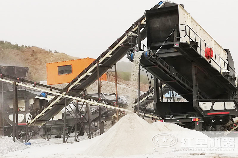 运行中的破碎机出料现场 运行中的破碎机出料现场