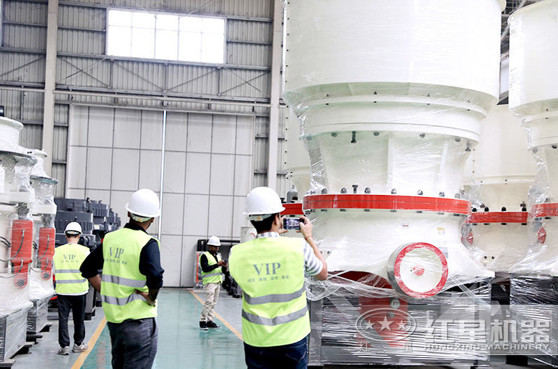 来厂考察做石子设备的客户拍照留念 来厂考察做石子设备的客户拍照留念